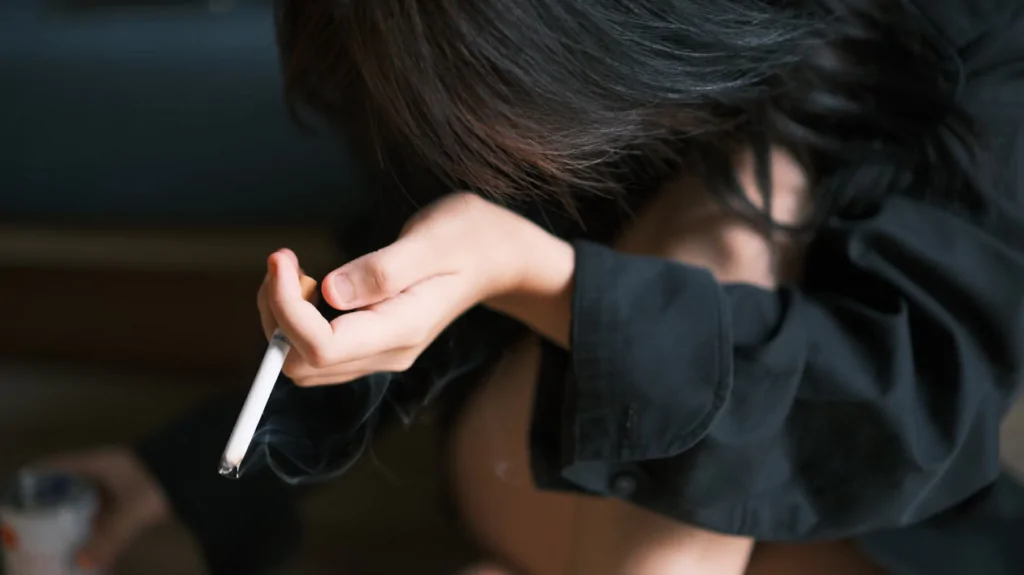 Jovem segurando cigarro