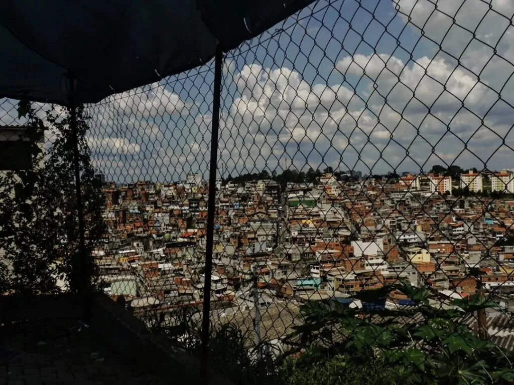 Foto das vista de uma janela com uma rede de proteção.