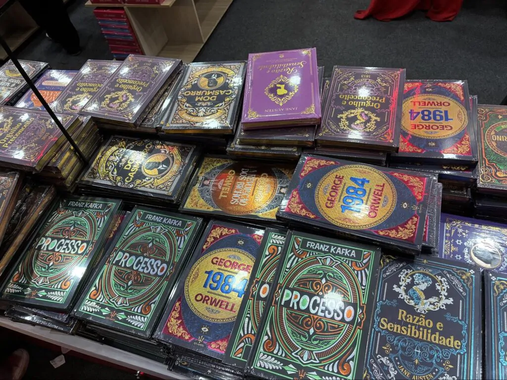 Exemplares de clássicos da literatura com capas especiais em exposição na 28ª Bienal Internacional do Livro de São Paulo.