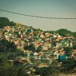 Foto de longe de várias casas