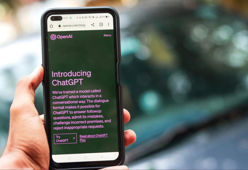 Foto de uma tema de um celular com uma mensagem de boas-vindas do chatgpt inscrita.