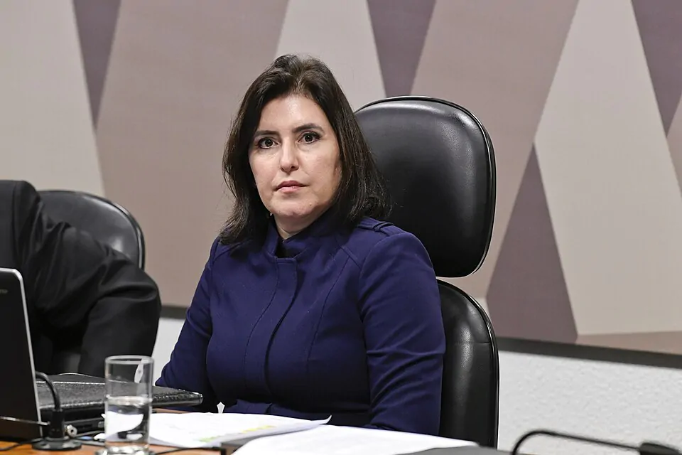 Na imagem, Simone Tebet durante sessão plenária da Comissão de Constituição e Justiça do Senado