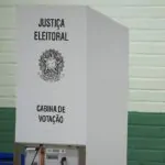 Na imagem, uma urna cabine de urna eletrônica; eleições