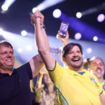 Na imagem, Tarcísio de Freitas (à esq.) e André do Prado (à dir.)
