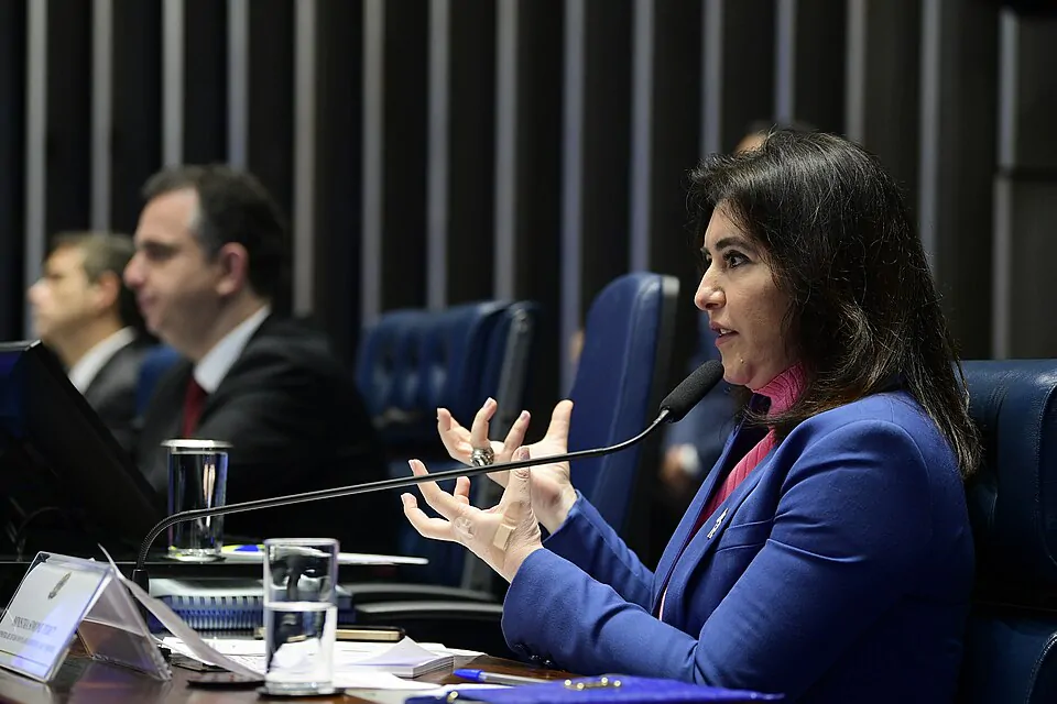 Na imagem, Simone Tebet discursando no plenário do Senado