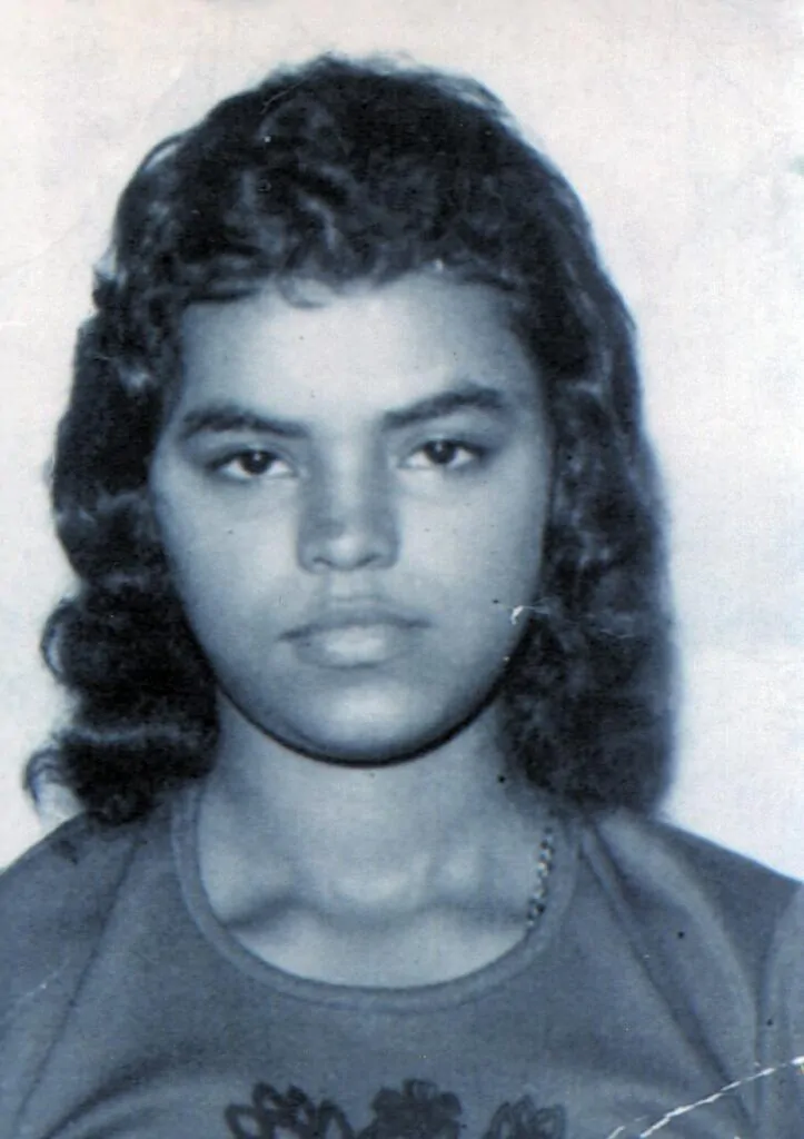 Mulher jovem negra em uma foto preto e branco