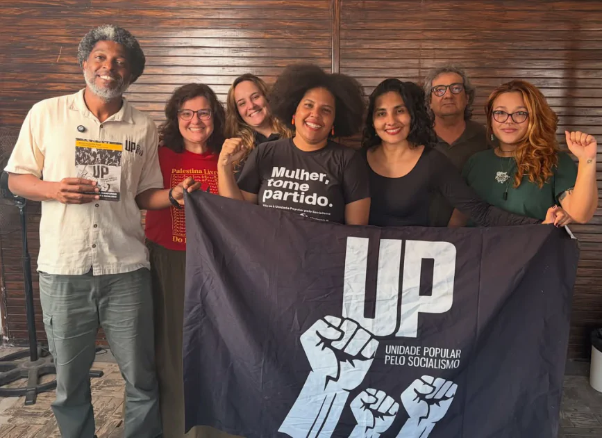Pessoas segurandouma bandeira preta