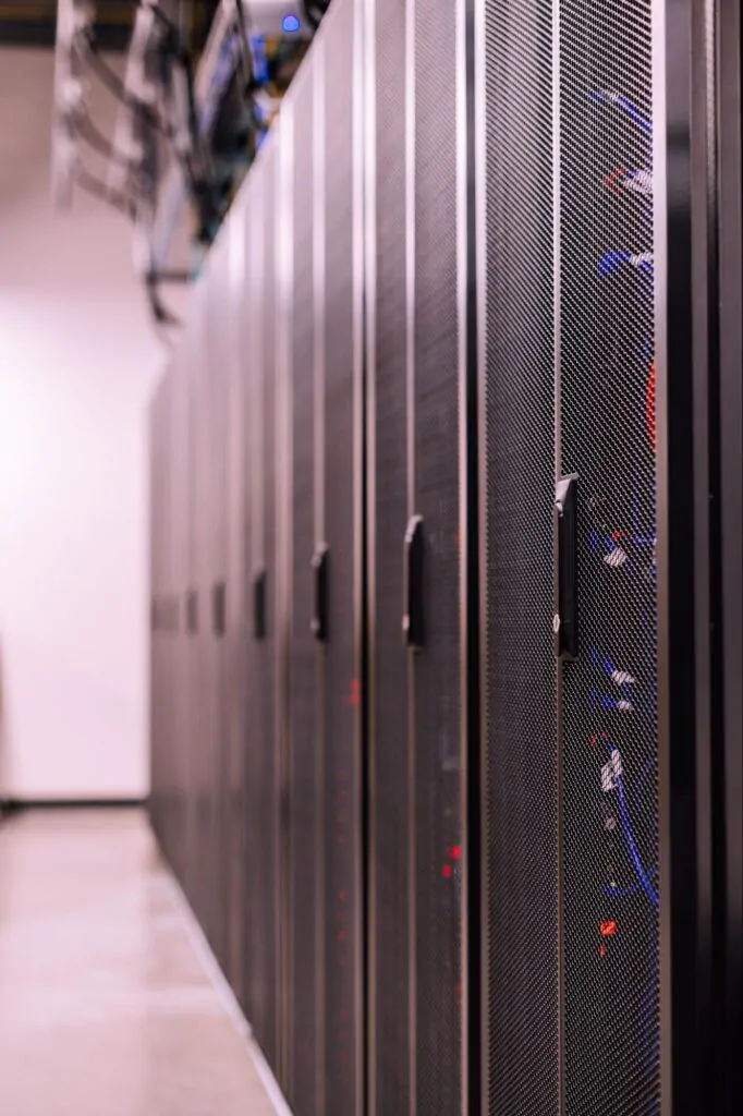 Foto de máquinas de datacenters lado a lado.
