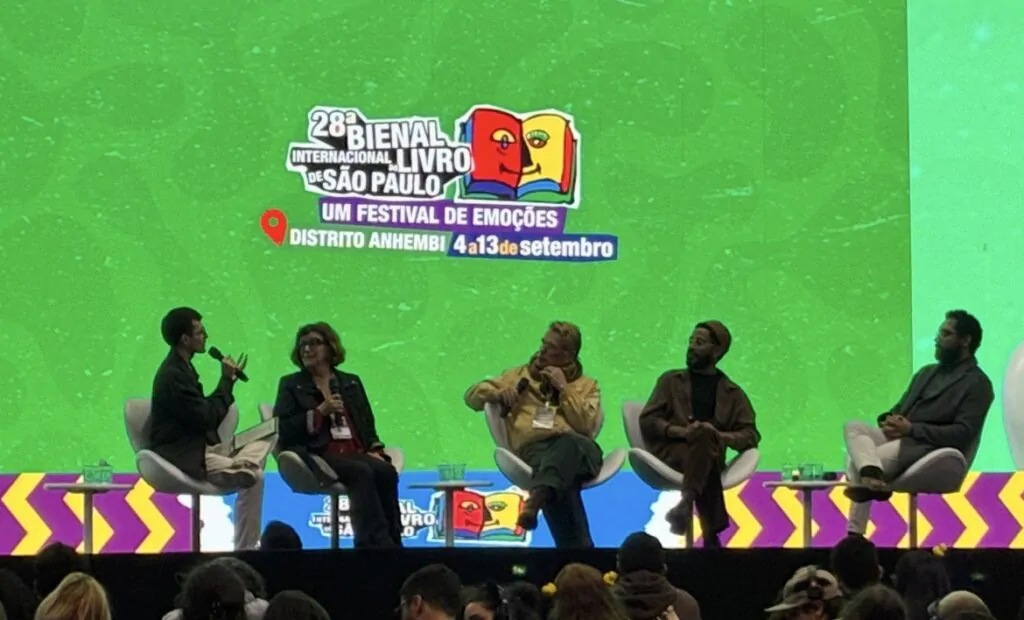 Painel de palestrantes e convidados no palco principal da Bienal do Livro de São Paulo.