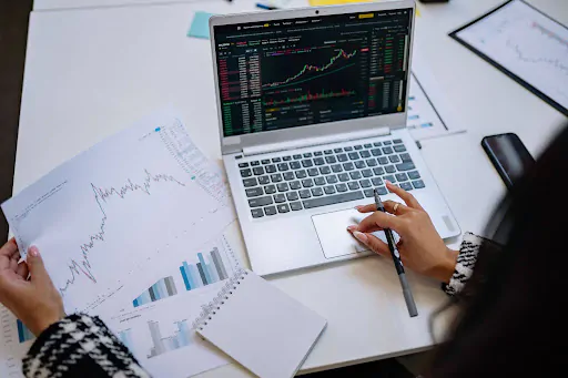 Os gastos nunca podem crescer menos de 0,6% e nunca mais de 2,5% ao ano [Imagem: Reprodução/Pexels] 