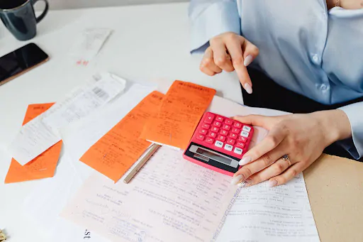 O novo valor propsoto no PLOA 2027 também impacta diretamente benefícios vinculados ao salário mínimo, como aposentadorias, pensões e o seguro-desemprego [Imagem: Reprodução/Pexels]