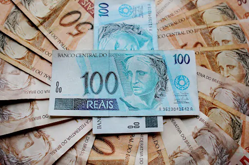 PLOA 2027 ainda estipula a taxa de câmbio, que deve ser de R$ 5,22 para um dólar [Imagem: Reprodução/Pexels]