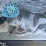 Foto de mulher deitada na cama com balão saindo da sua cabeça.
