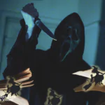 Elementos que remetem ao Halloween, como o Ghostface, do filme Pânico, e bruxas saindo de livros.