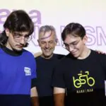 Foto que reúne Fernando, diretor de Eventos, Bernardo, vice-presidente, e Atílio, professor surpevisor da Jornalismo Jr., na comemoração de 22 anos da empresa