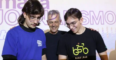 Foto que reúne Fernando, diretor de Eventos, Bernardo, vice-presidente, e Atílio, professor surpevisor da Jornalismo Jr., na comemoração de 22 anos da empresa