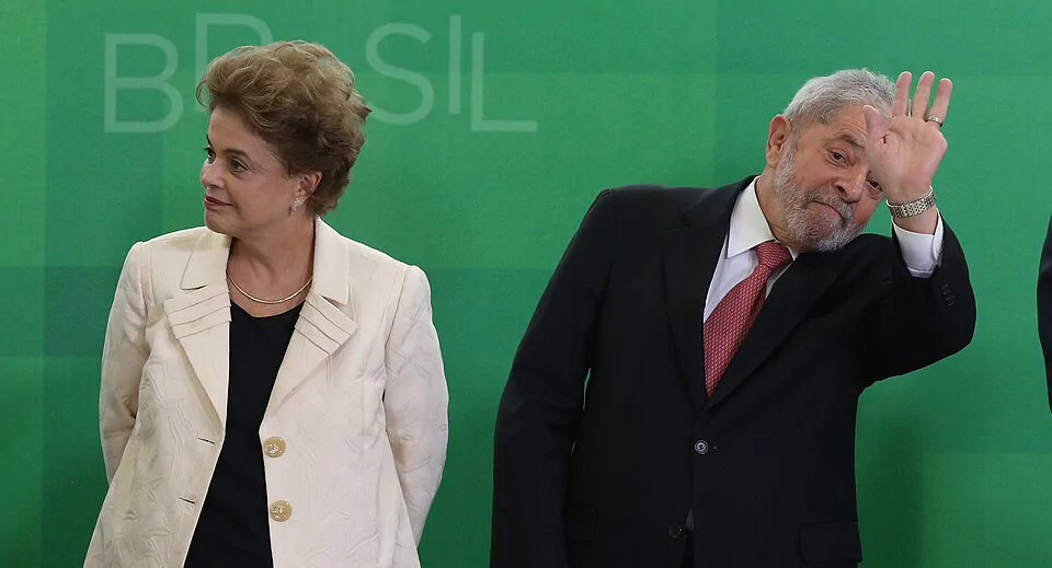 Na imagem, a ex-presidente Dilma Rouseff (à esq.) e Lula (à dir.)