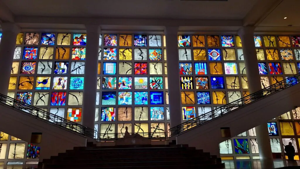 Parede monumental de vitrais coloridos no hall de entrada do MAB FAAP em Higienópolis, São Paulo.
