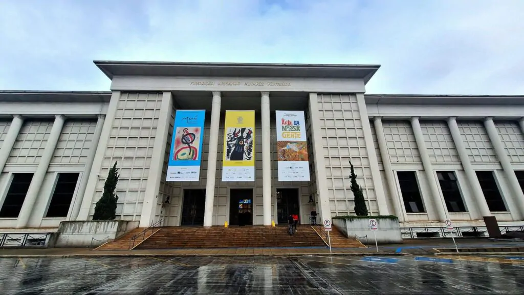 Fachada neoclássica do Museu de Arte Brasileira da Fundação Armando Alvares Penteado (MAB FAAP) em São Paulo.