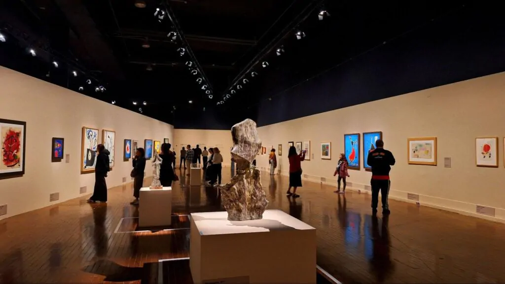 Visitantes observam pinturas e esculturas na exposição de Joan Miró no Museu de Arte Brasileira (MAB FAAP).