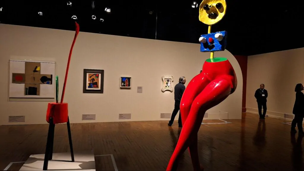 Escultura surrealista colorida de Joan Miró em exposição no Museu de Arte Brasileira da FAAP em São Paulo.