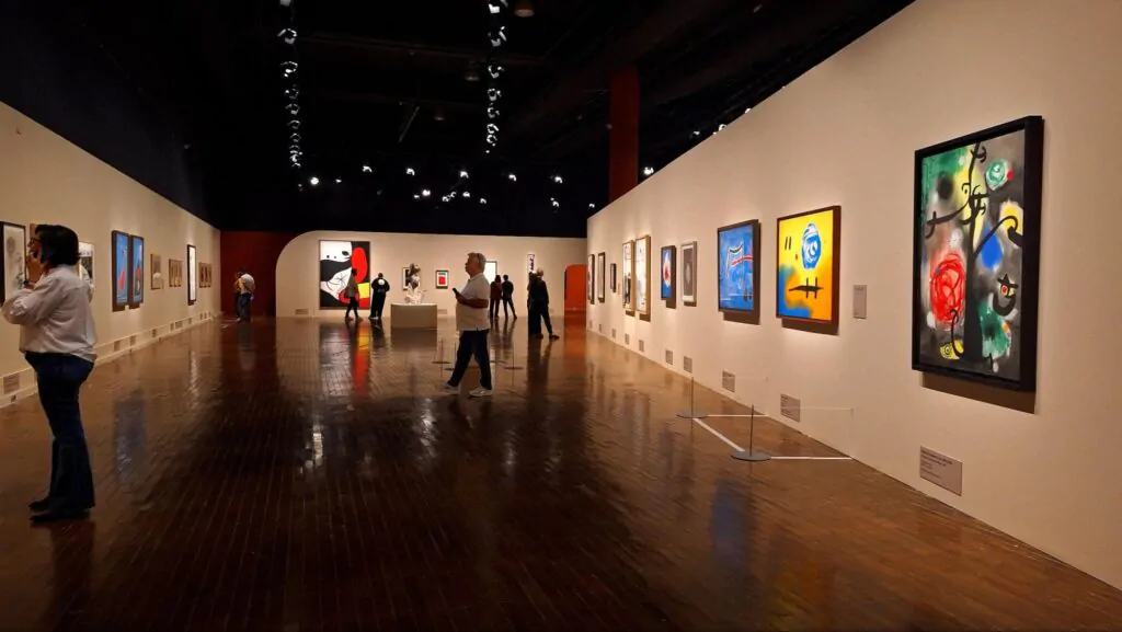 Obras e quadros abstratos de Joan Miró dispostos nas paredes da galeria do MAB FAAP.