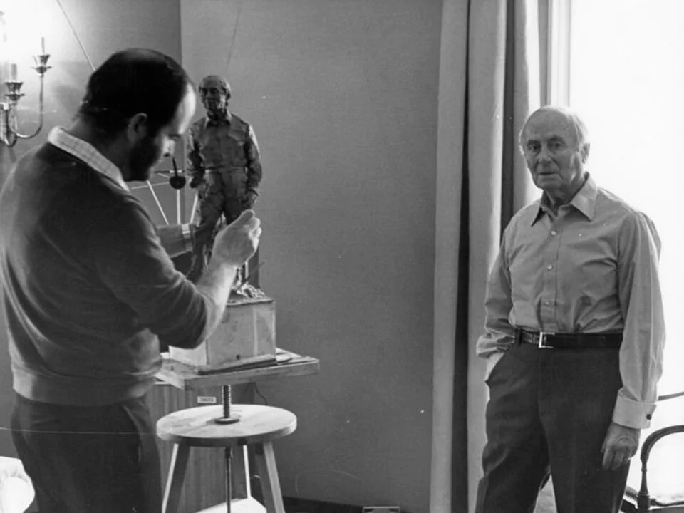 Fotografia histórica em preto e branco do artista Joan Miró posando para um escultor em seu estúdio